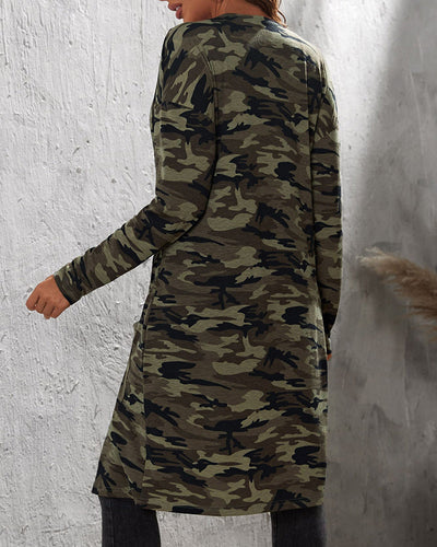 Lös jacka med camouflagemönster