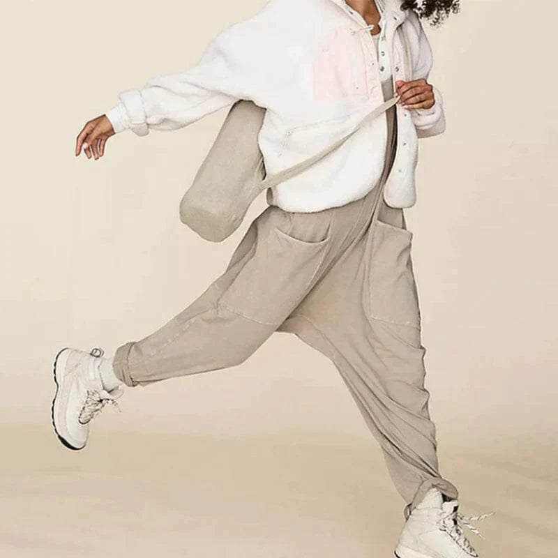 Minimalistisk jumpsuit med fickor och V-ringning